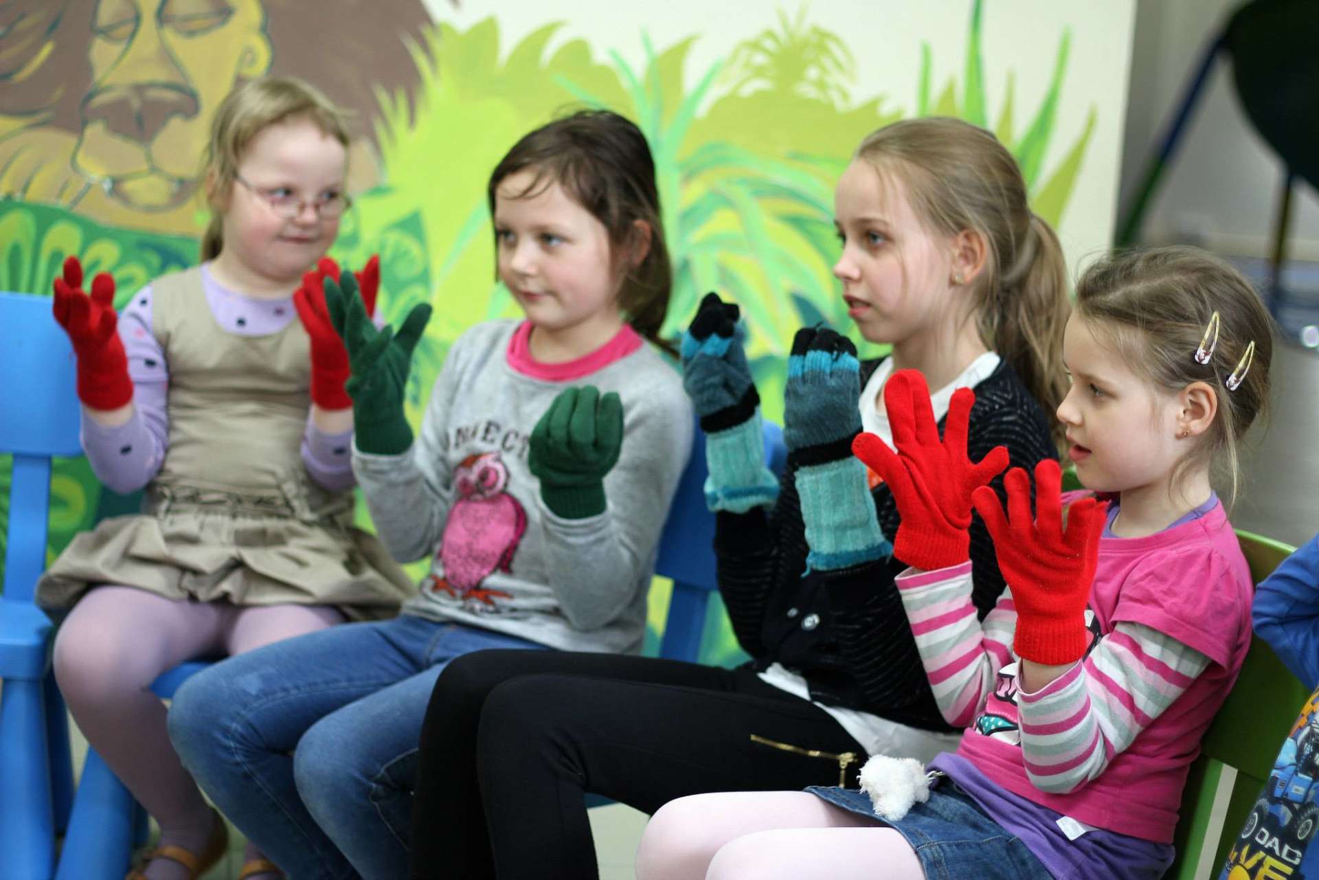 Dzieci stworzyły z rękawiczek las