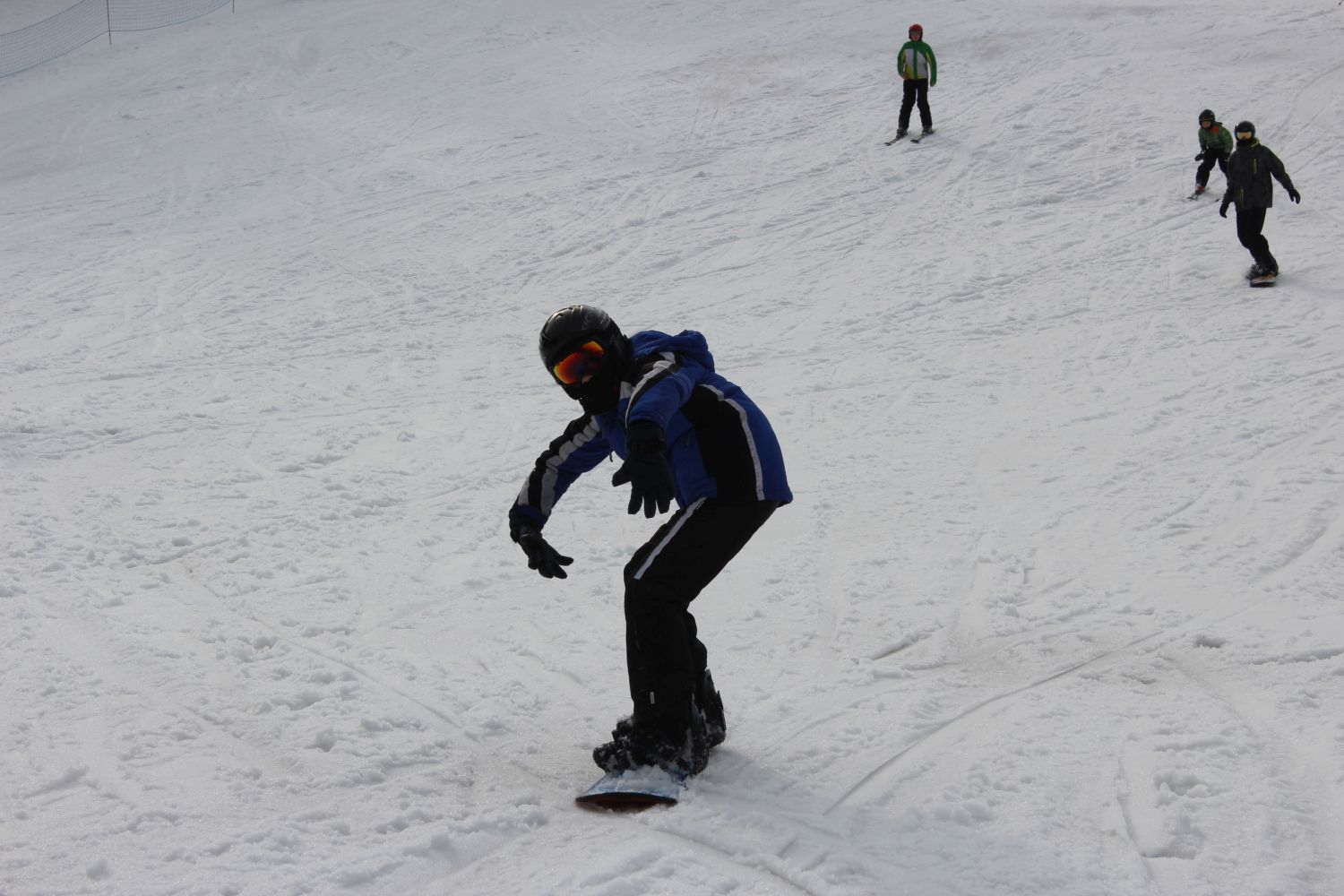 Maciej jako jeden z dwóch śmiga na snowboardzie.