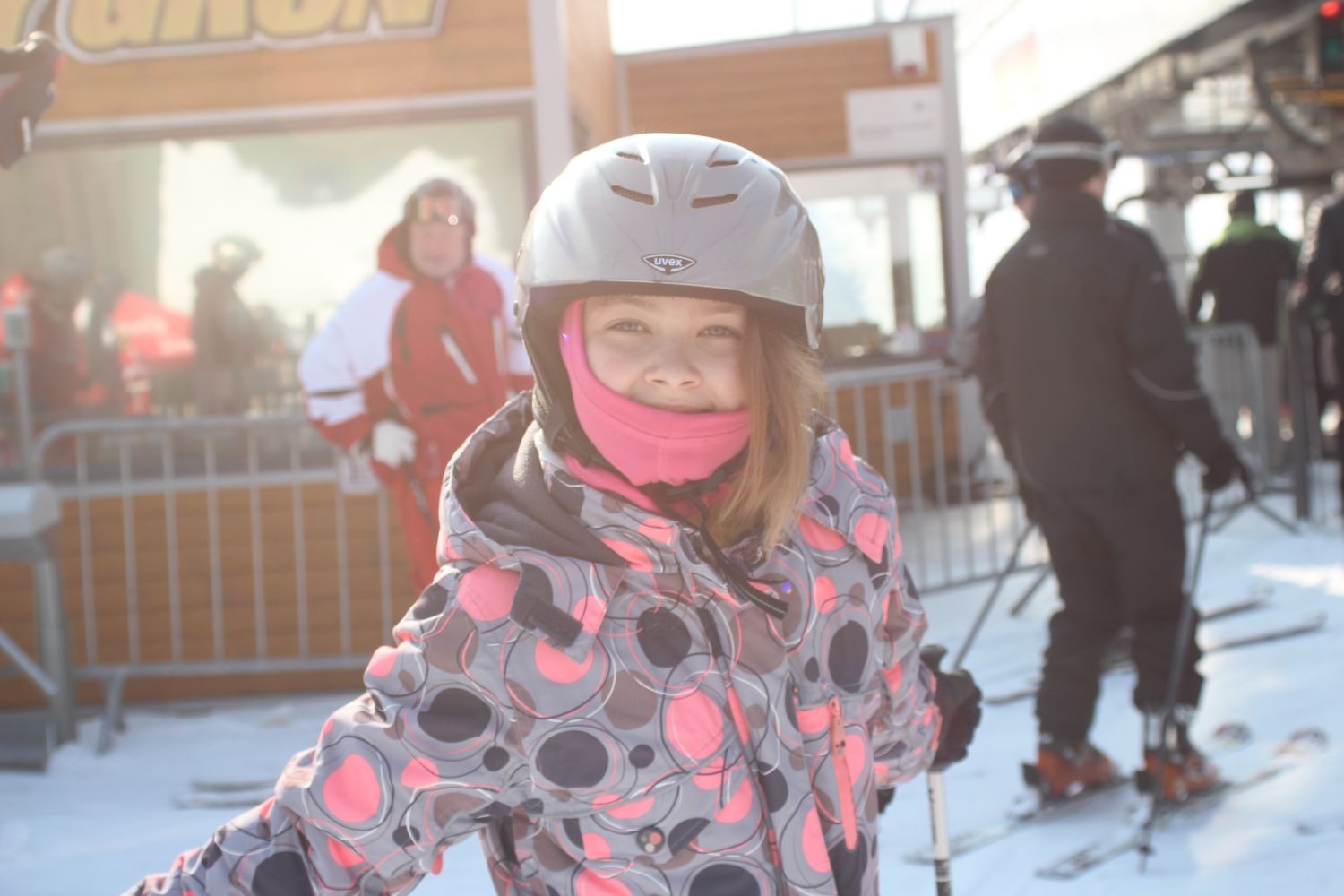 Ola zadowolona z pierwszego dnia nauki jazdy na nartach.