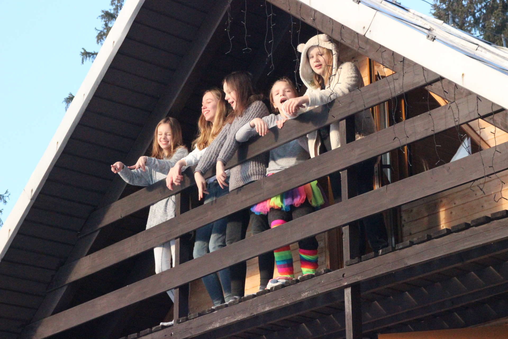 Dziewczyny tańczą na balkonie do "Shape of You" Eda Sheerana.