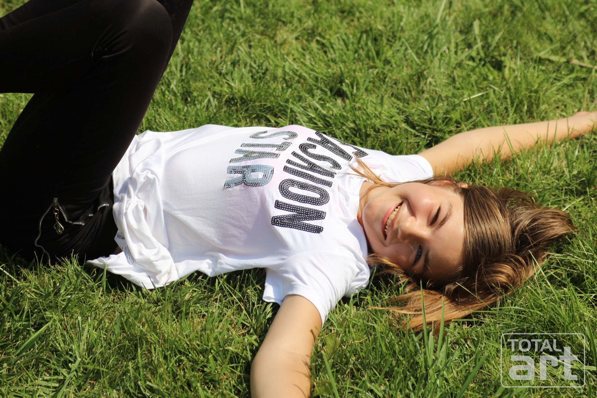 Monika wyleguje się na trawie, w pełnym słońcu!